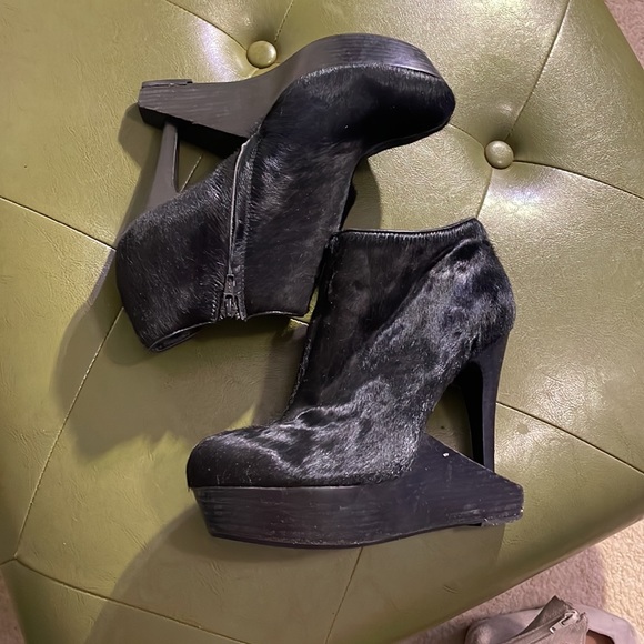 Unique faux fur shoe - Picture 2 of 4